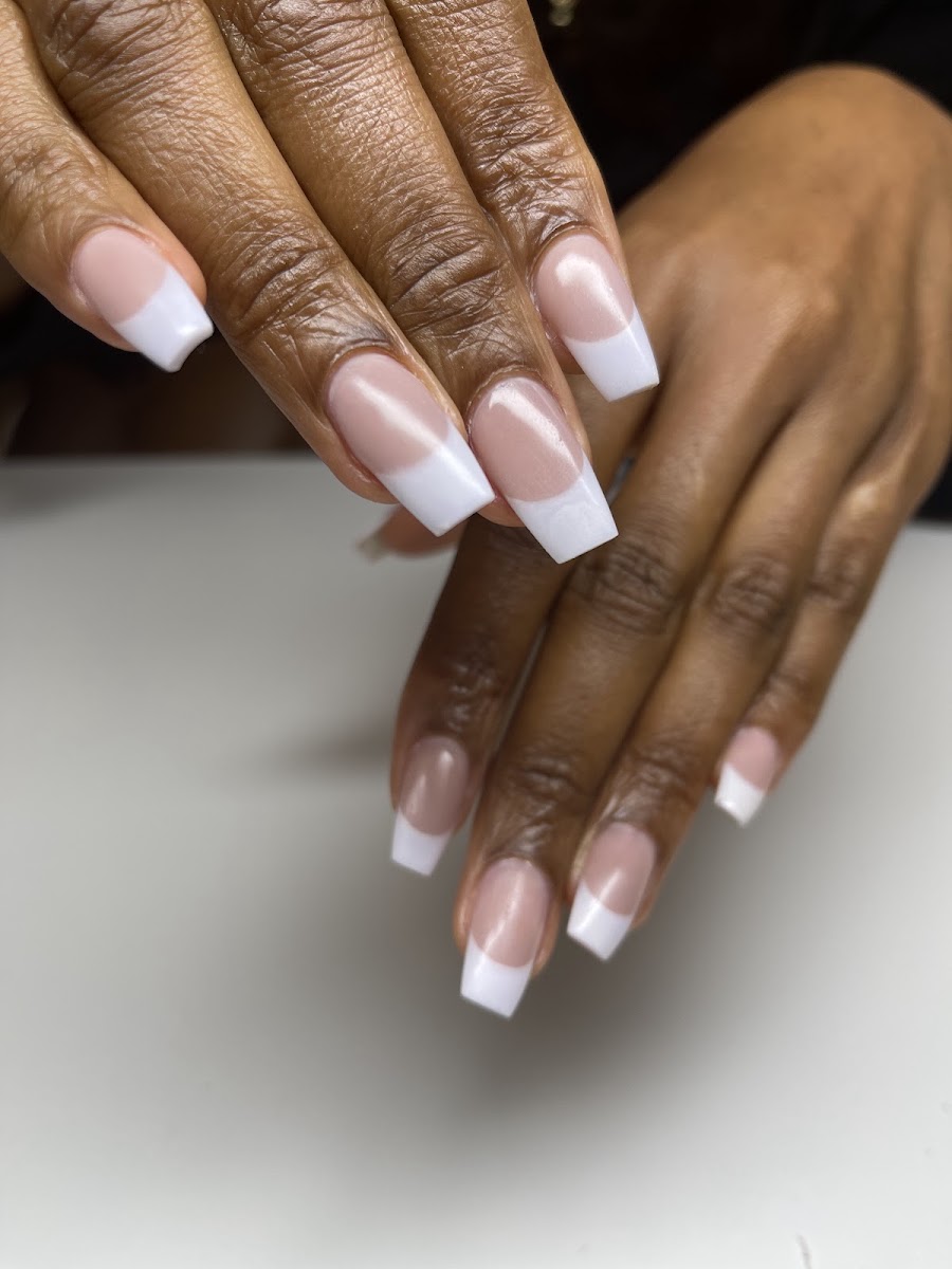 French Manicure, gearbeitet bei Die Nagelfeile Salzburg