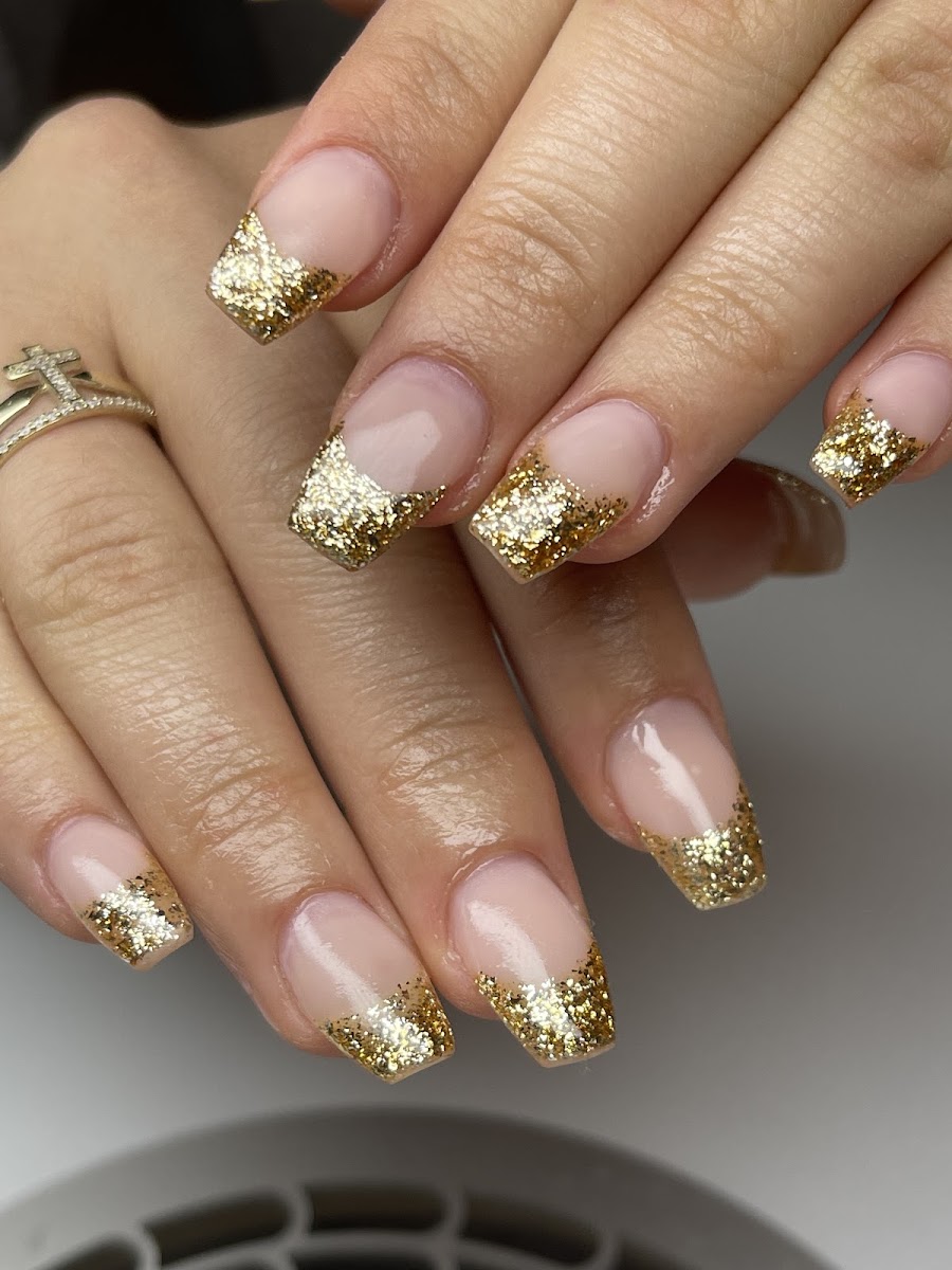 Goldglitzer-French-Manicure mit Kreuzring