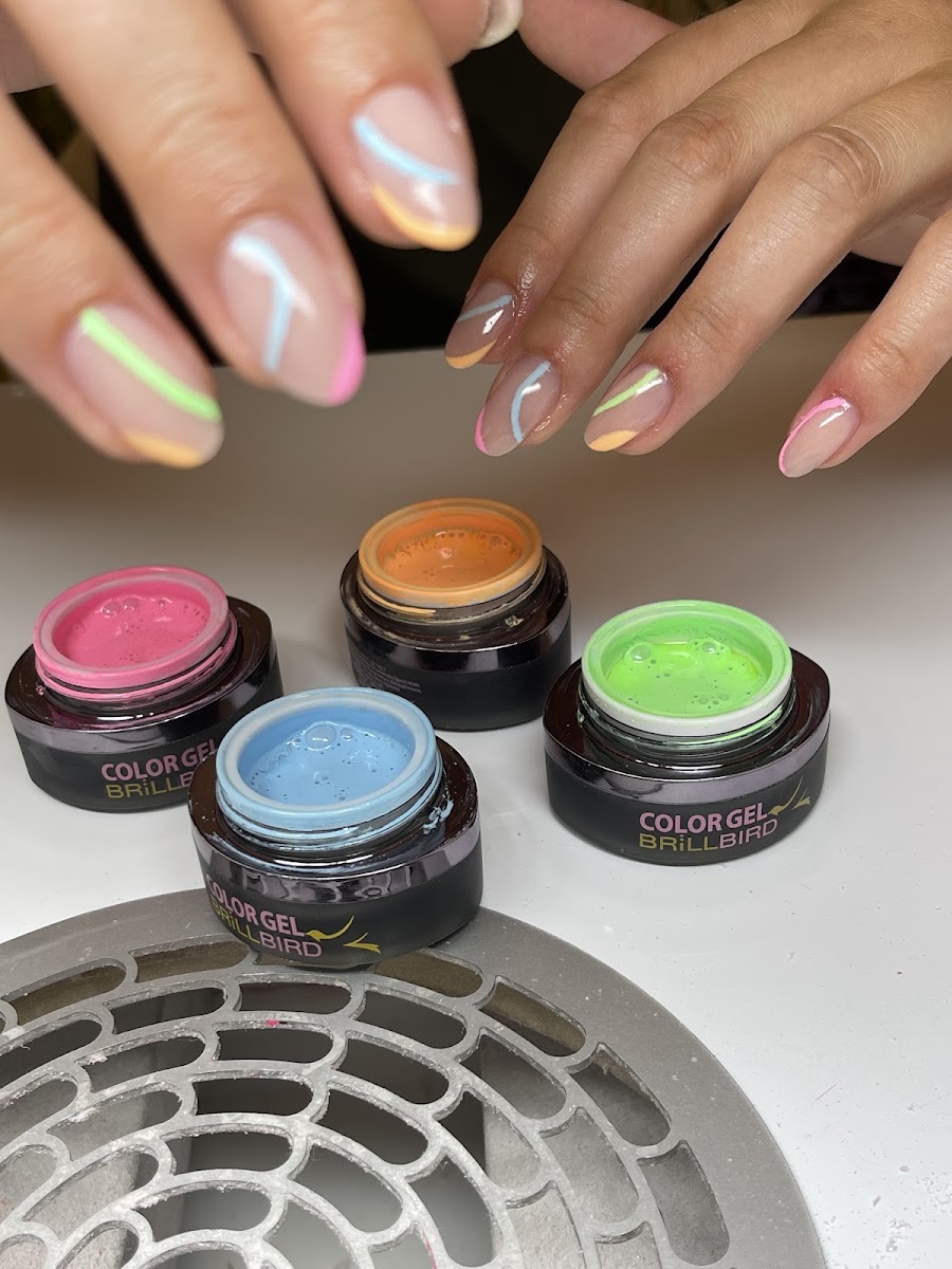 Bunte Fine-Line-Nailart mit Farbgel