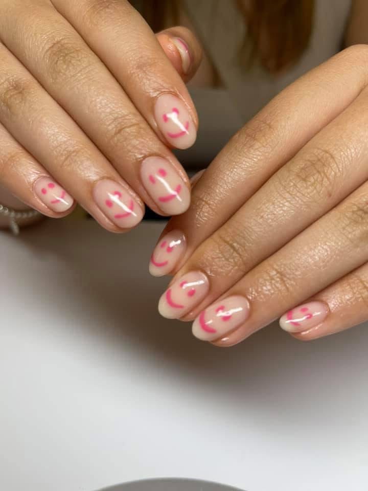 French Manicure mit pinker Smiley-Nailart