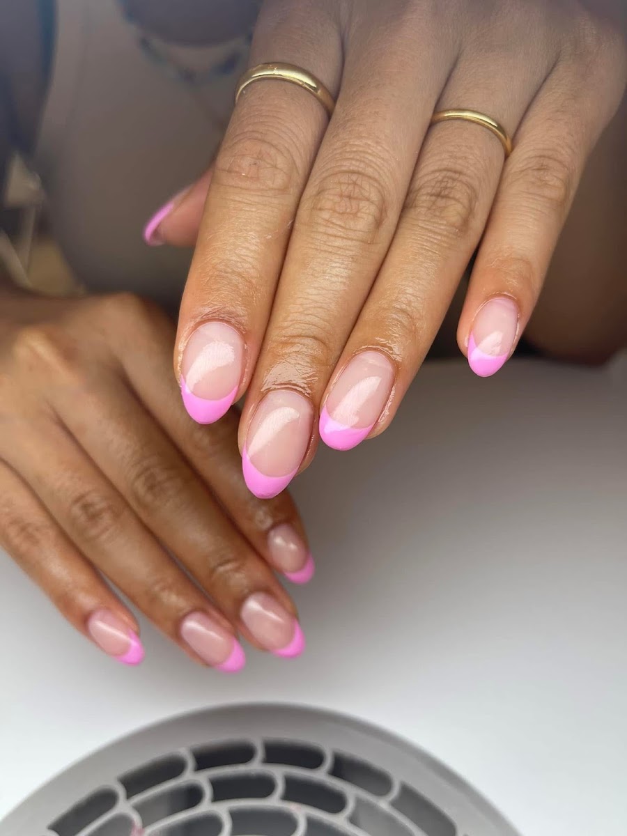 French Manicure mit zwei goldenen Ringen