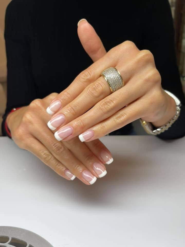 French Manicure mit Goldring, Nahaufnahme