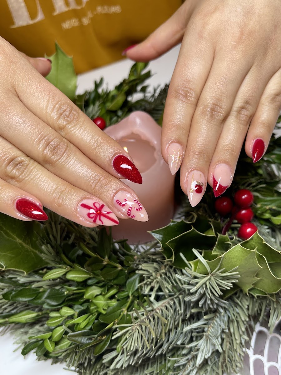 Weihnachtliche Nailart in Rot und Gold
